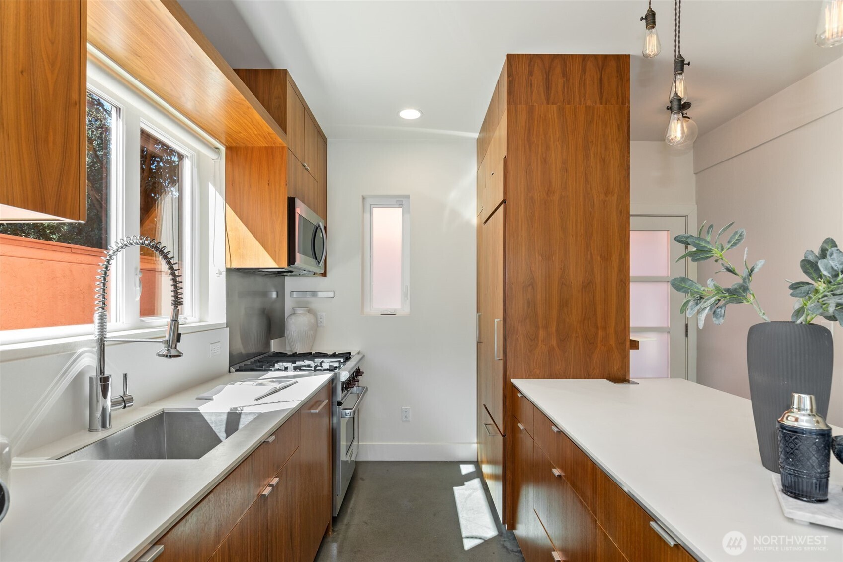 1529 Grandview Place E