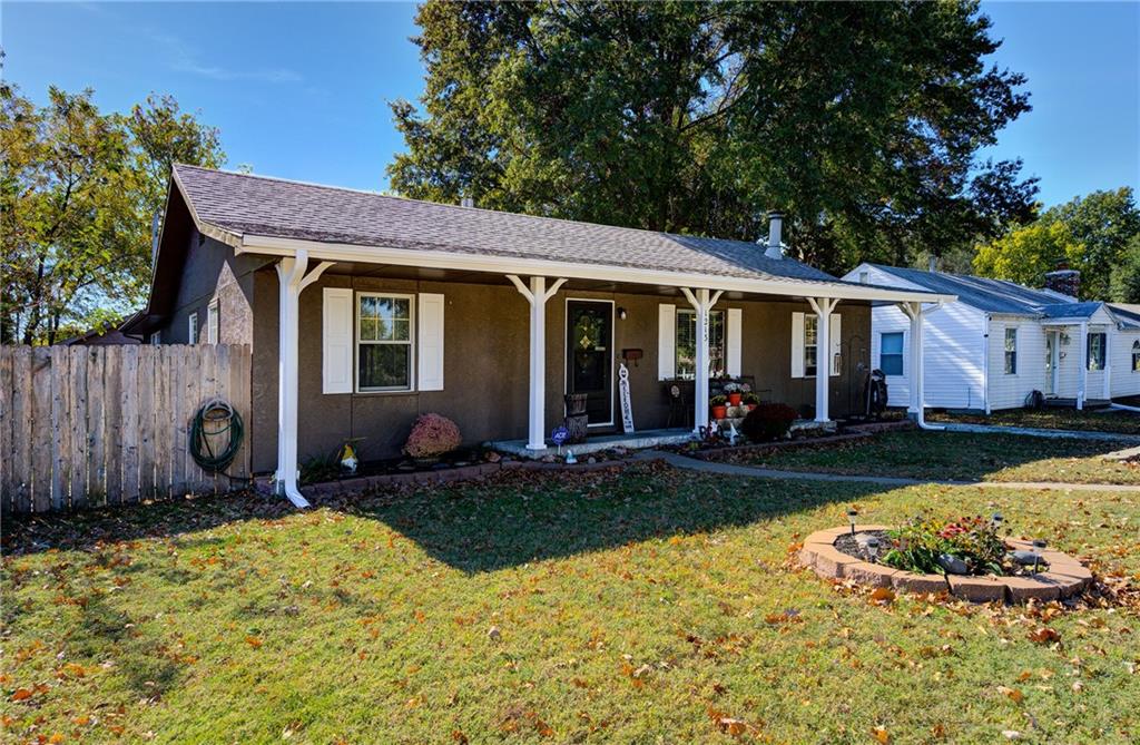 1213 E Fredrickson Drive