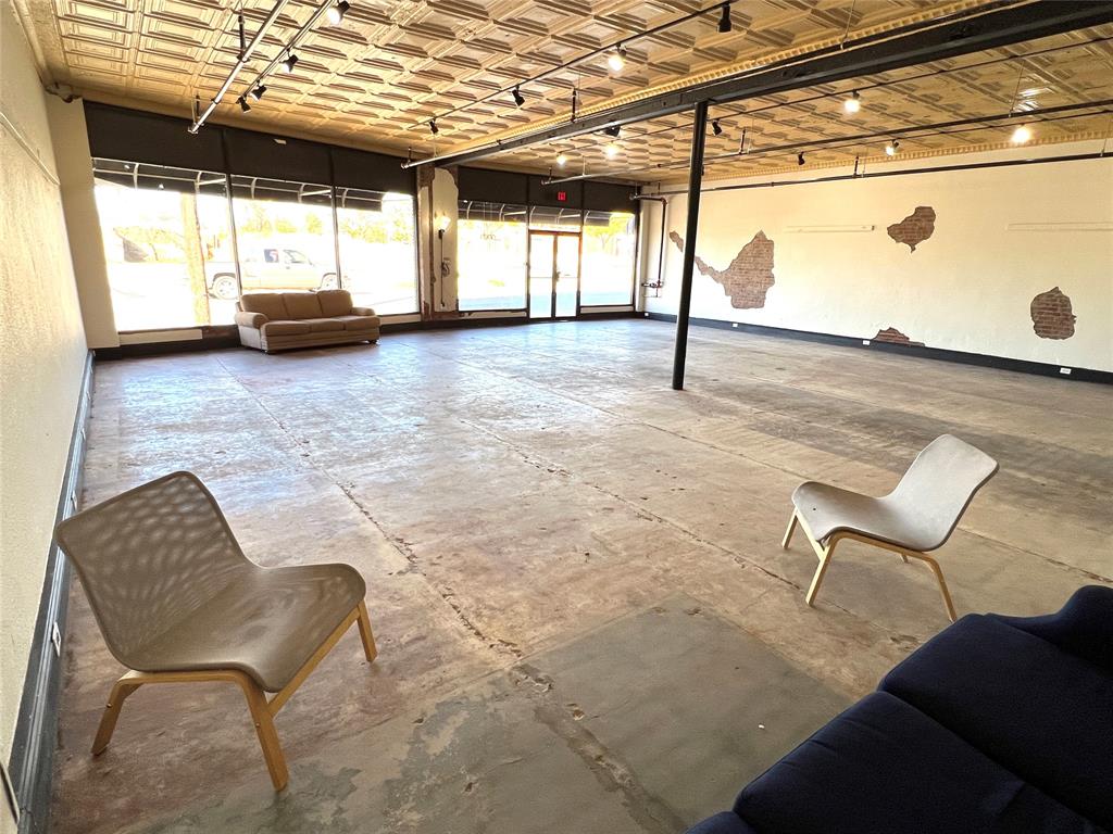 330 W Lamar Street 101