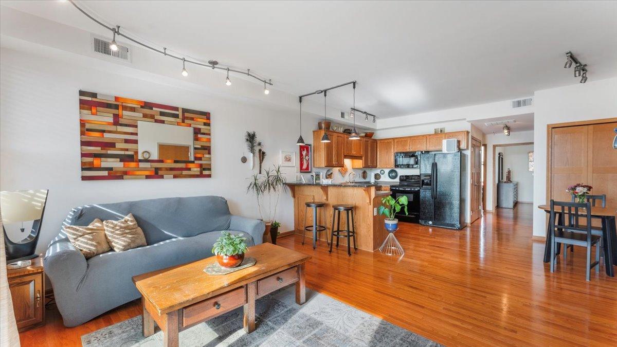 15 Minnesota Street E 203