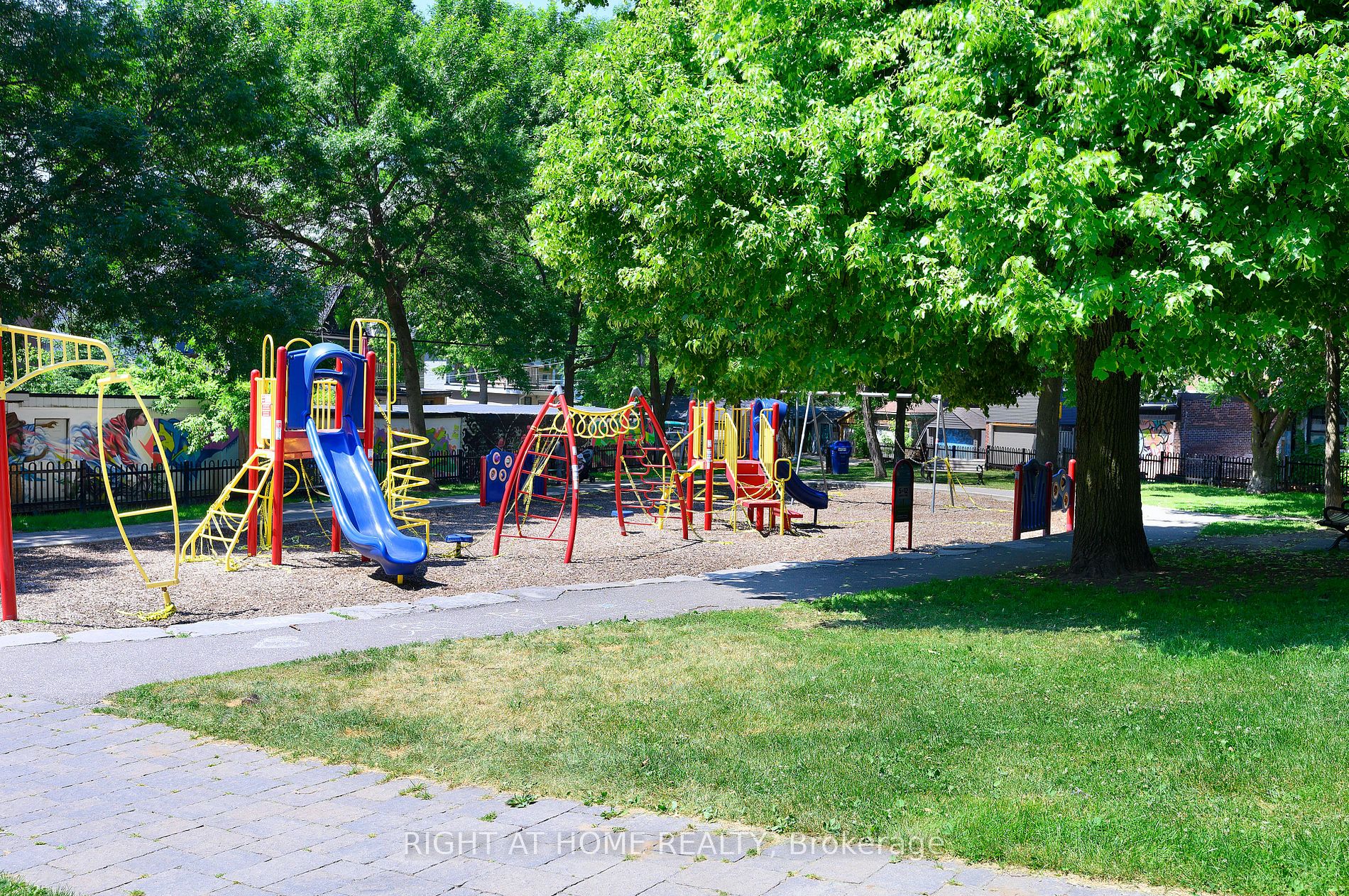 1995 W Dundas St
