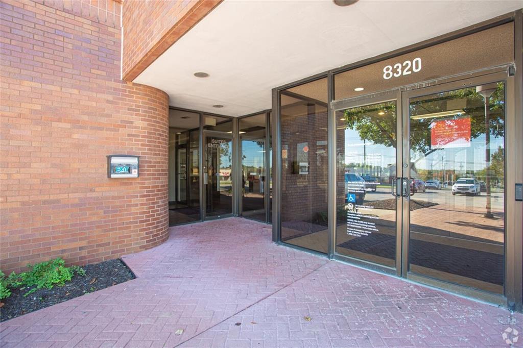 8320 N Oak - 222 Trafficway