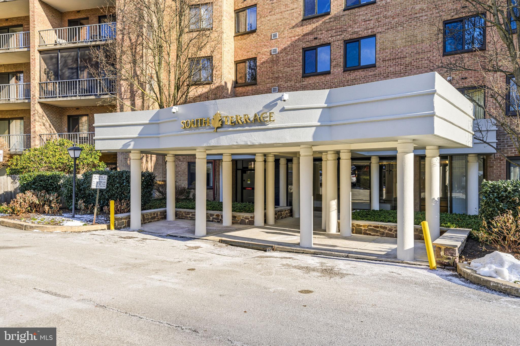 Lovely one bedroom condominium in the Oak Hill Community.  Spacious open floor plan, kitchen with breakfast area, great closet space, contemporary, washer/dryer, easy living in this Oak Hill Community. convenient to Transportation, walking trails. Oak Hill offers a community room, tennis and pickle ball courts, Light filled home ready to move right in...