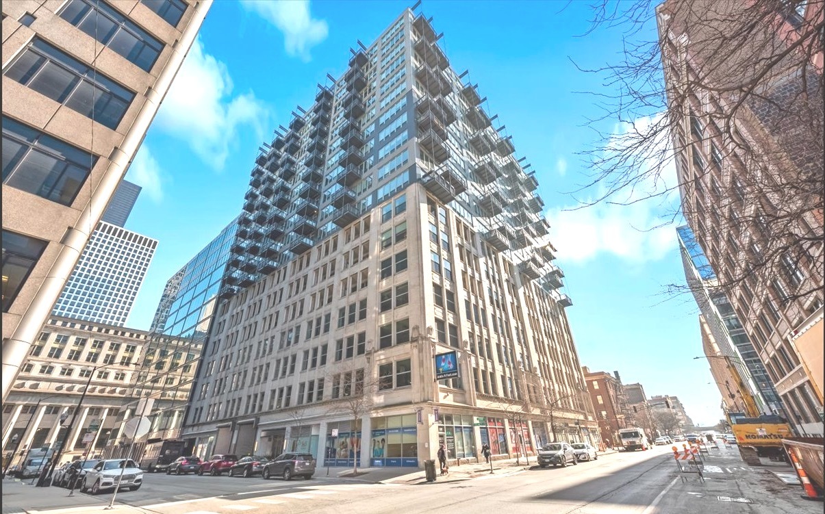Best Condo building in the West Loop. Move-in ready unit at 565 W Quincy featuring BRAND NEW flooring, NEW paint throughout, UPGRADED kitchen, and a fully UPDATED primary bathroom. Open-concept layout with modern kitchen, stainless steel appliances, and private balcony. With the TOP public elementary school (Skinner West Elementary School ), this incredible location has quick access to travel around the city/suburbs, including Union Station, Ogilvie, CTA, and the highway. All of the necessities are within walking distance - Whole Foods, Mariano's, H Mart, CVS, Starbucks, FFC, Chas, and so much more. You're also right next to all of the amazing restaurants and bars in HOT West Loop and River North! Live in a high-end building with 11,000 square feet of amenities, including 24-hour door staff,  movie theater, sundeck, bowling alley, bike room, fitness center, party room, and more! This unit truly has it all!
