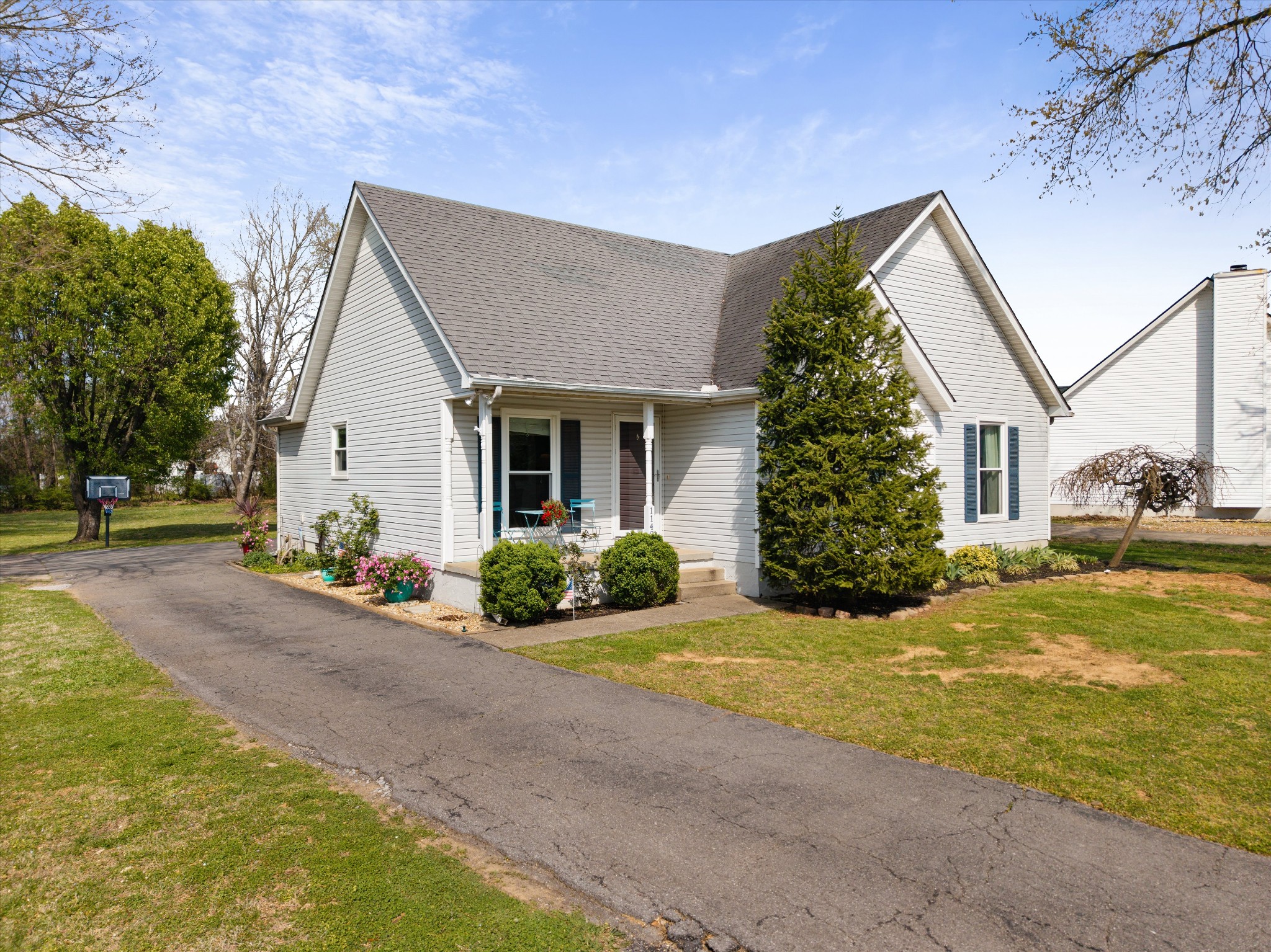 1142 Victoria Dr — sold