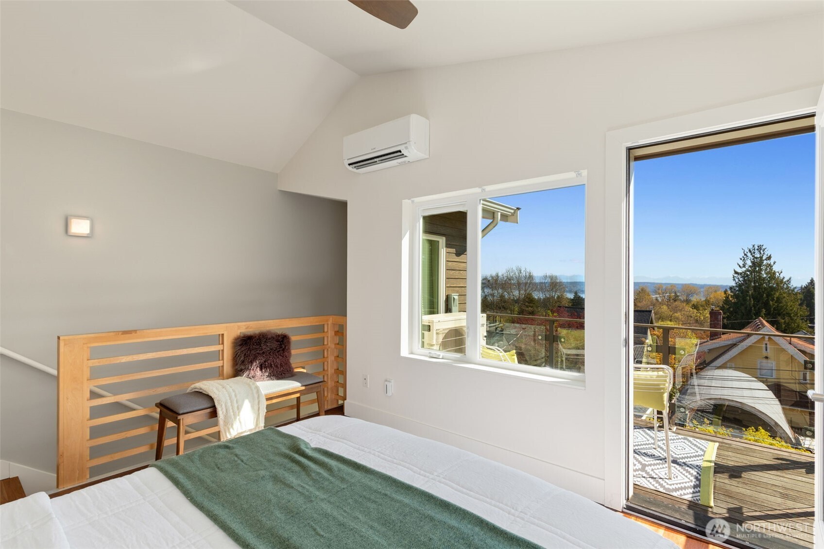 1529 Grandview Place E