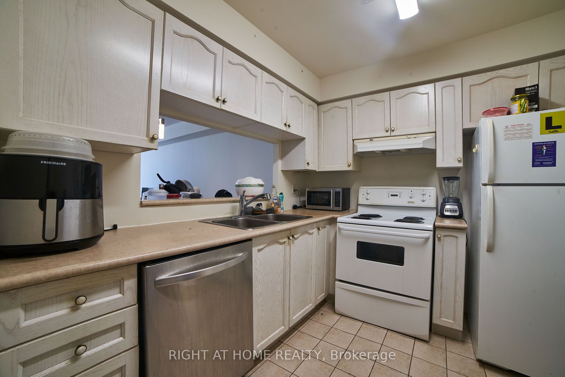 1700 E Eglinton Ave 609