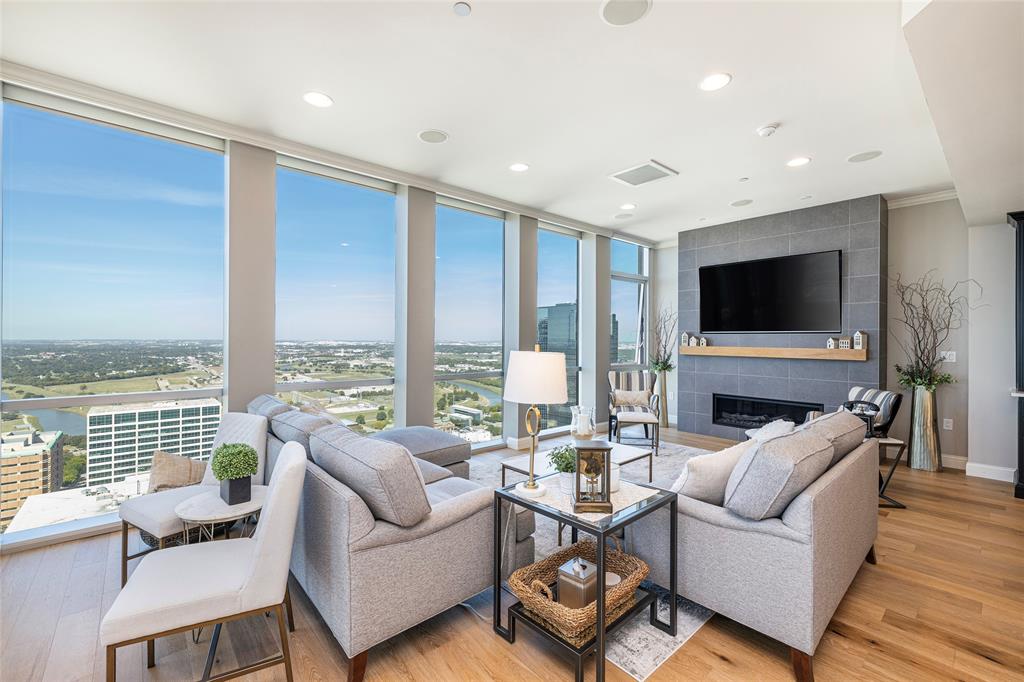 500 Throckmorton Street 3206