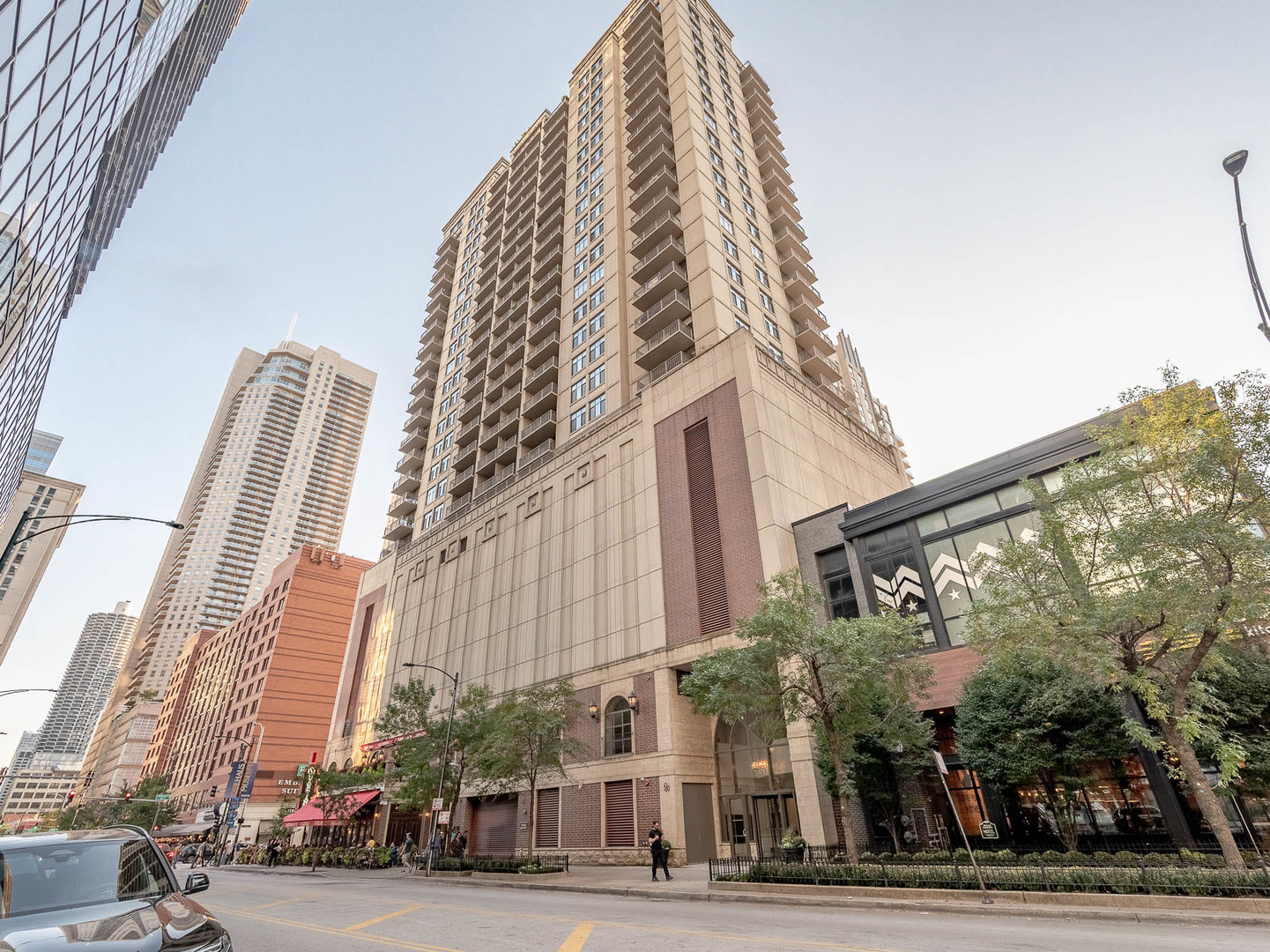 High-rise studio, 1-bath condo in the heart of River North. Full-amenity building offers 24-hour door staff, fitness center, party room, and sundeck. Conveniently located near shopping, dining, nightlife, and public transportation.