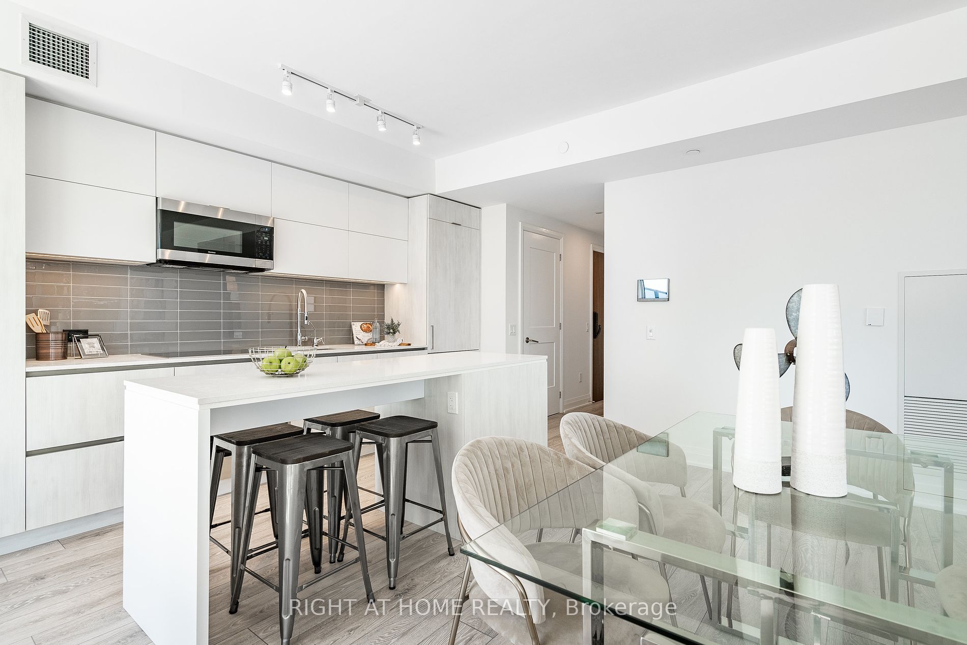 21 E Park St 802