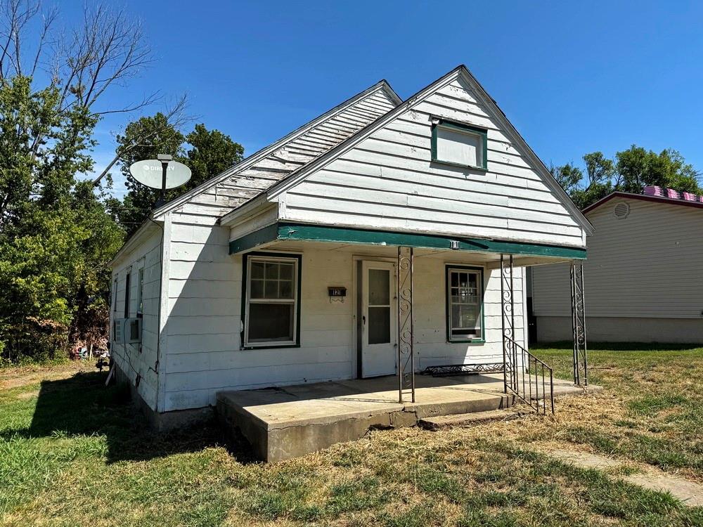 Fixer Upper Bungalow for Sale in El Dorado Springs, MO. If you’re looking an investment property check out this property. Just listed in El Dorado Springs is a fixer-upper property ready for the savvy investor who isn’t afraid of doing some work.  This modest home conveniently located in the center of town creating an appealing location to potential renters.  Home is 768 sq ft featuring 2 bedrooms and one bathroom.  Call today to inquire about this affordable investment.