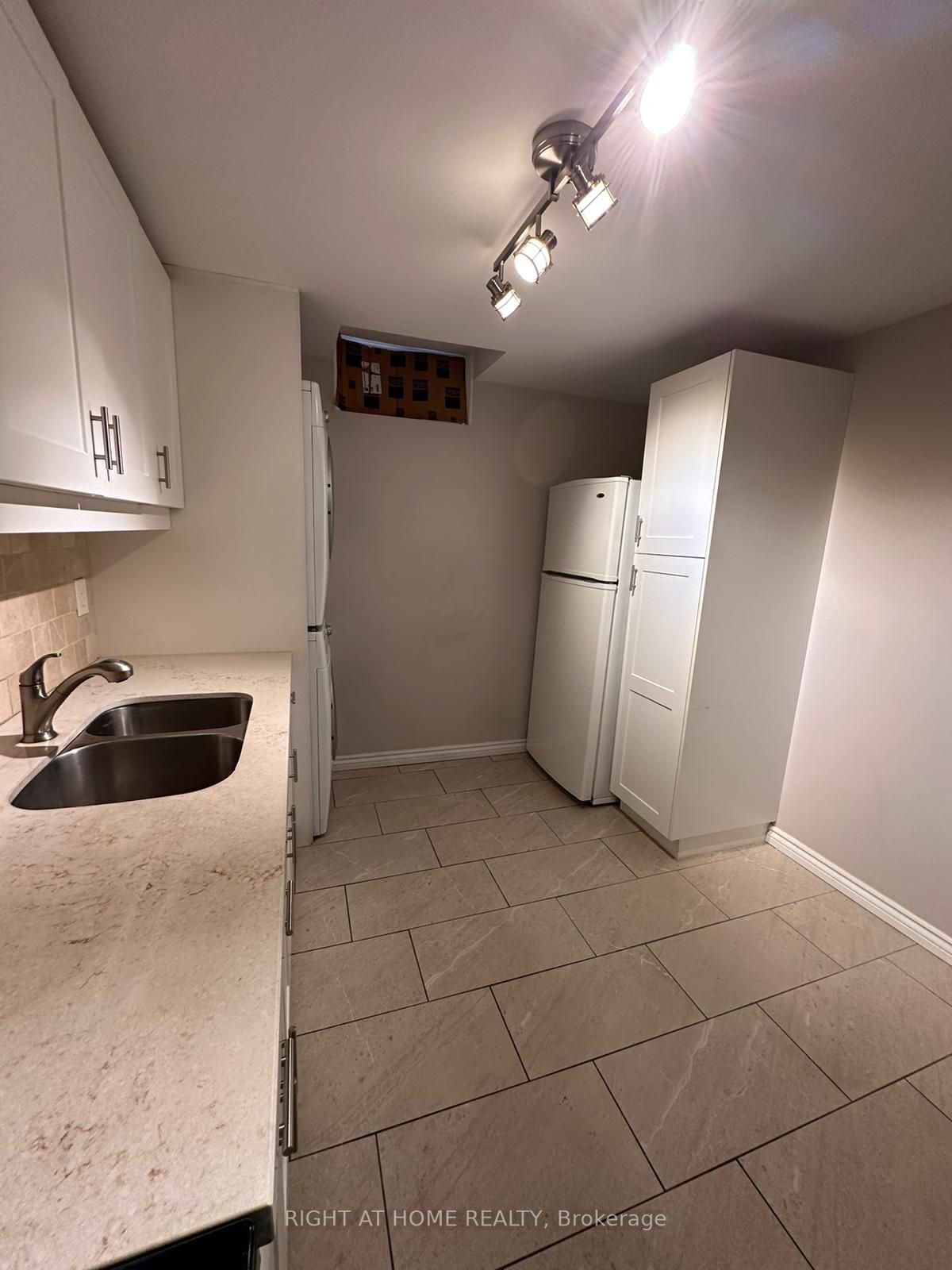 362 Kirby Cres Lower