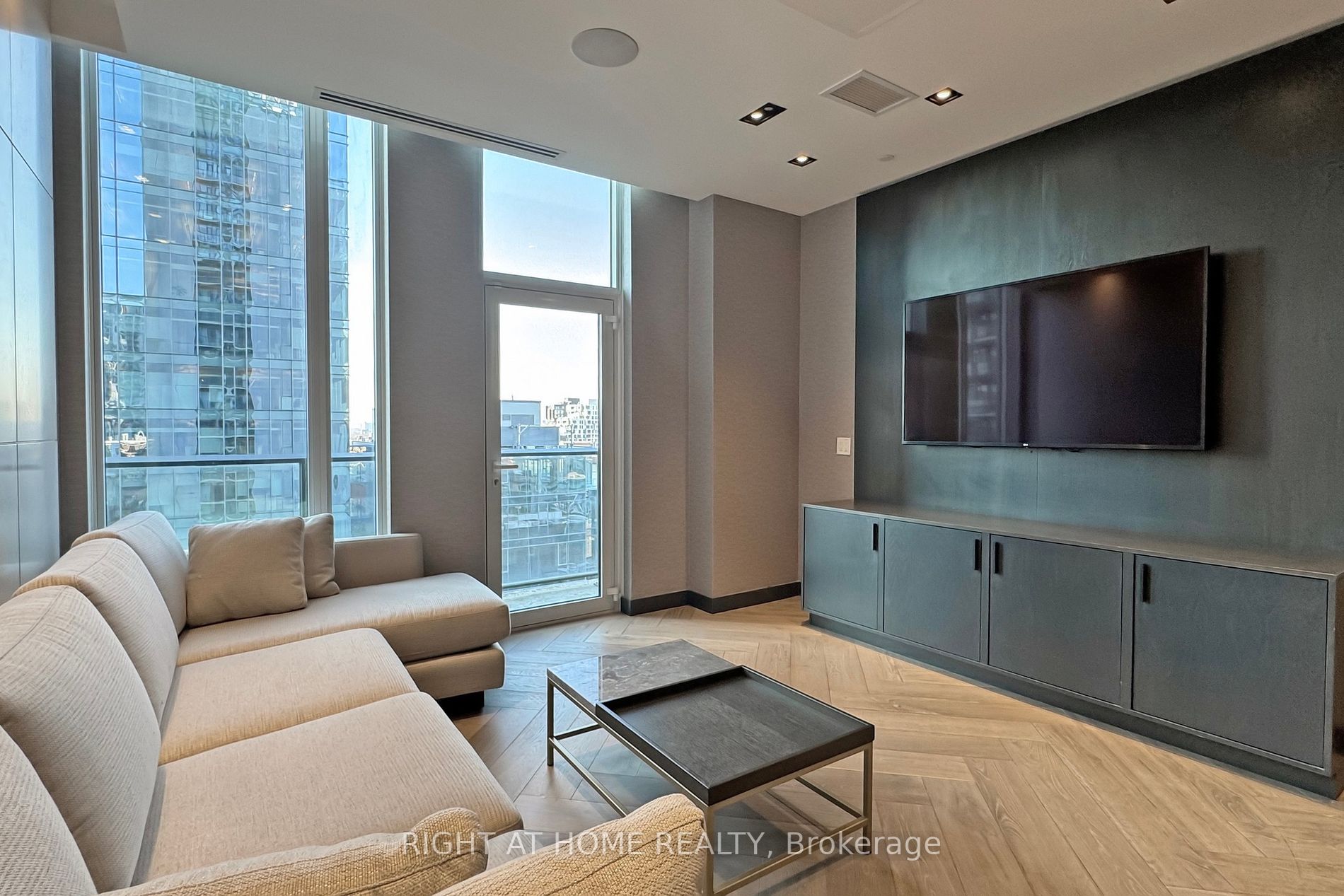 330 W Richmond St 209