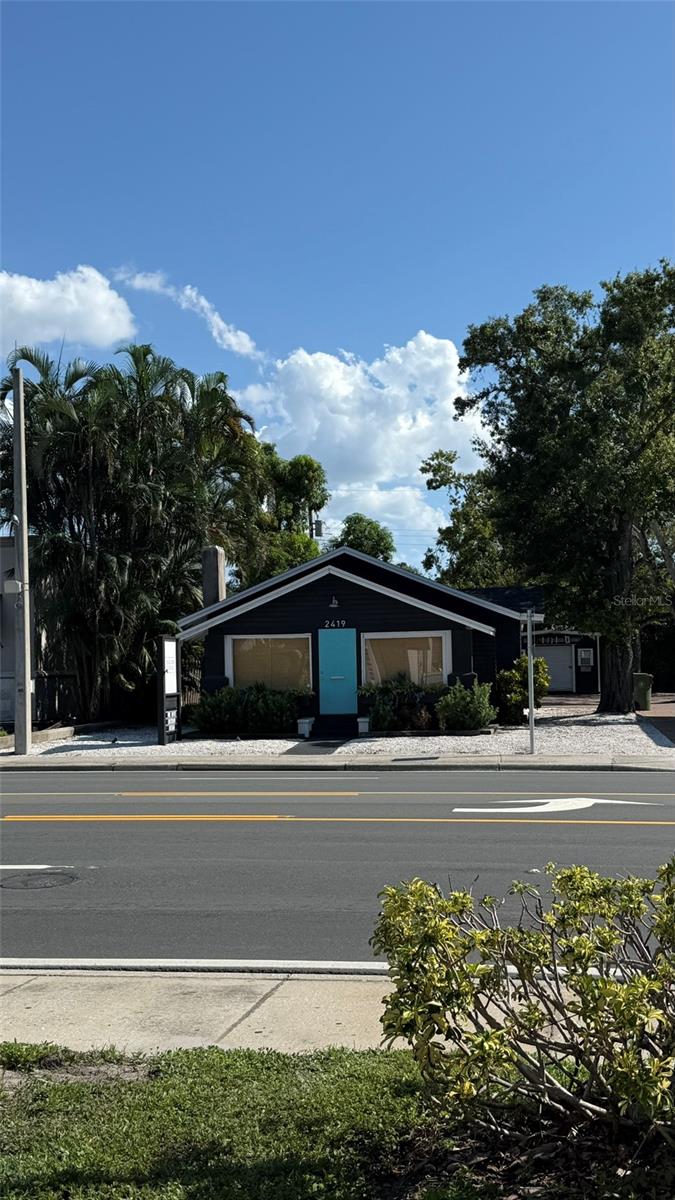 1 Bathroom.
1 Office with closet.
1 Large Showroom.
4 Other Open spaces for other offices or storage.