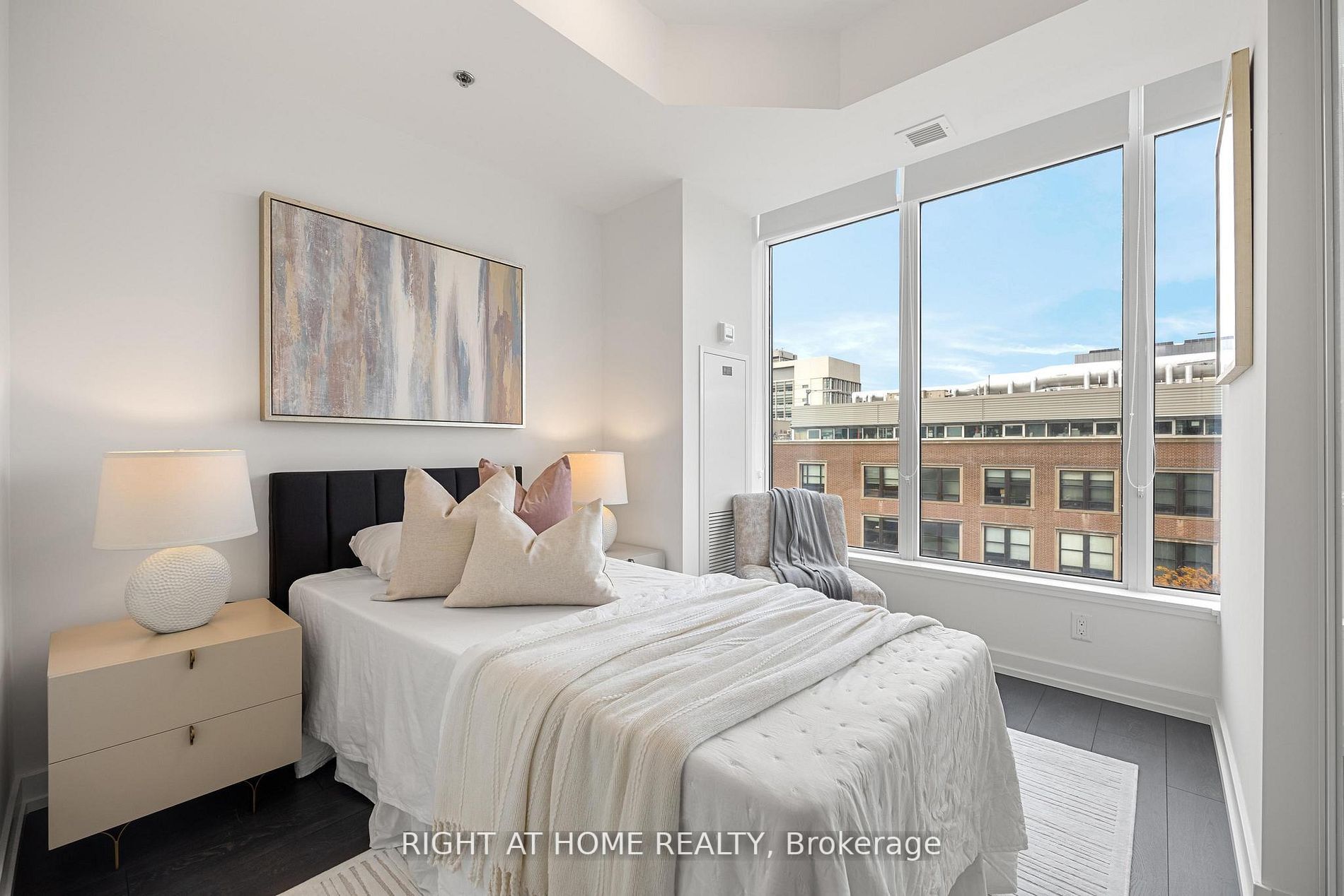203 College St 504