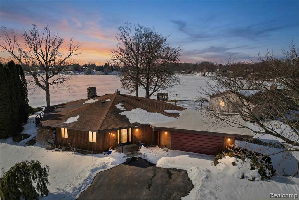 Why drive "Up North" when you can have private all sports Lake Shinanguag located just 12 miles North of Clarkston on M-15. Architectural Gem, Mid Century Modern with vaulted ceilings featured in family room, living room, dining room & kitchen. Open floor plan.  Front entry to open living room / dining room. Kitchen overlooks expansive family room with extensive lake views and floor to ceiling stone fireplace.  4 bedrooms, 2 full baths. Open staircase to basement ready for your finishing touch. Enjoy your morning coffee or an evening beverage on the composite deck taking in the water views. Convenient 1st floor laundry and 2.5 car attached garage. Get ready for Summer & Lake Living!