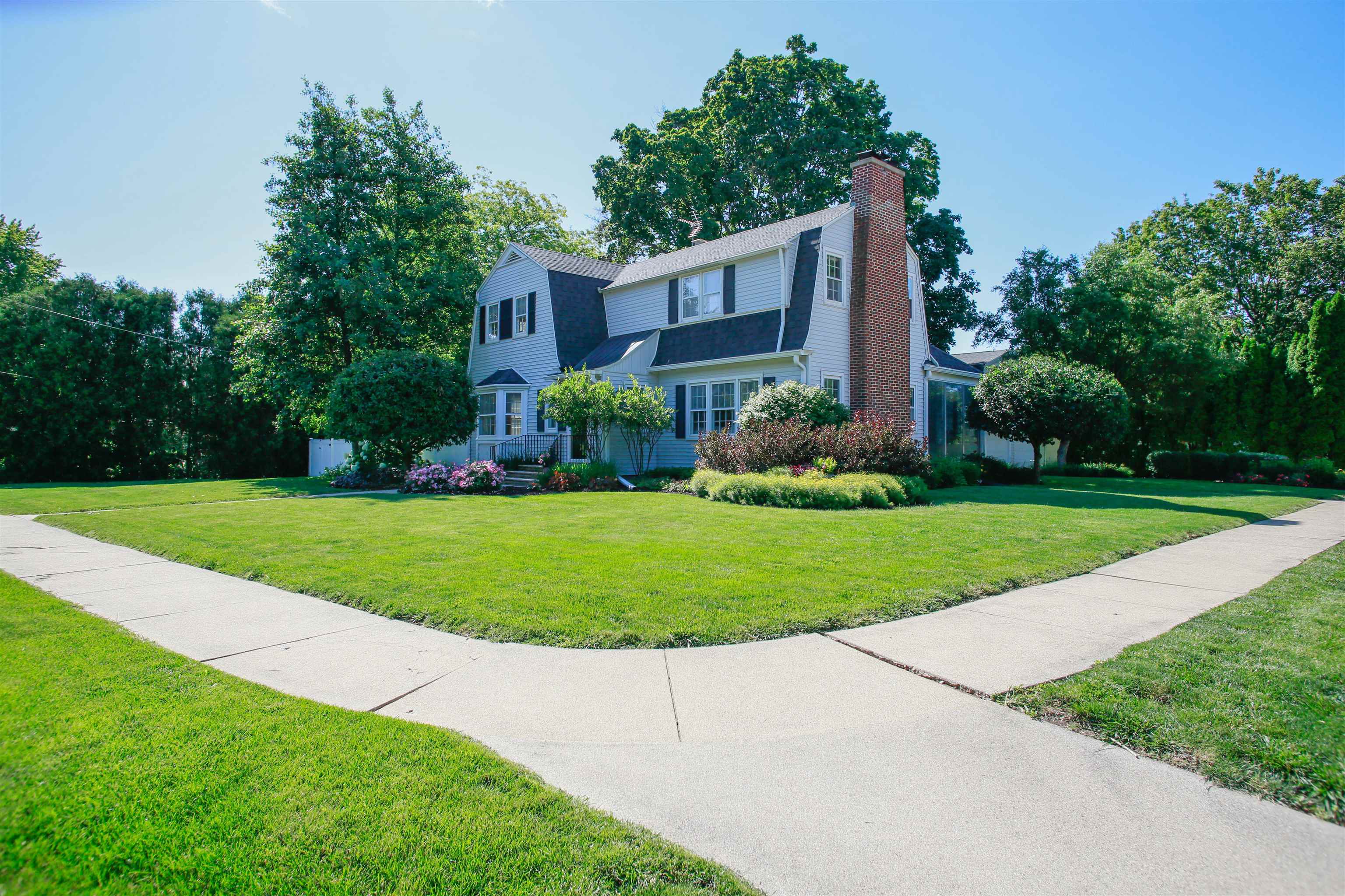 1325 W Lincoln