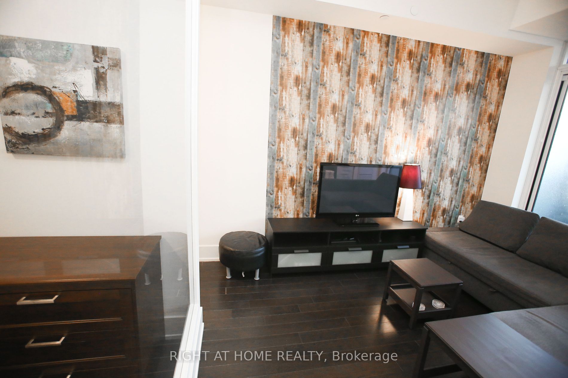 330 W Richmond St 210