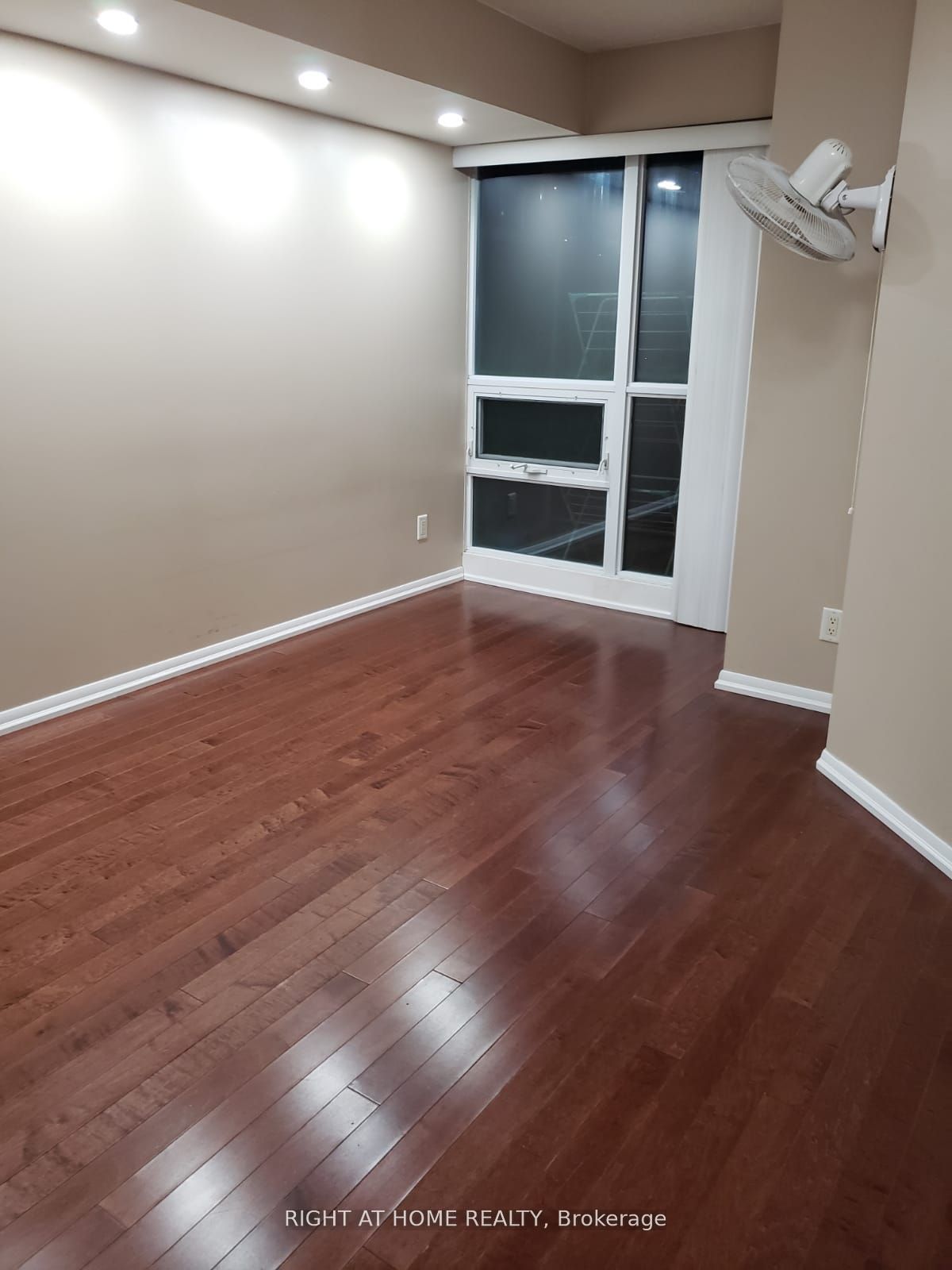 18 Yonge St 1201