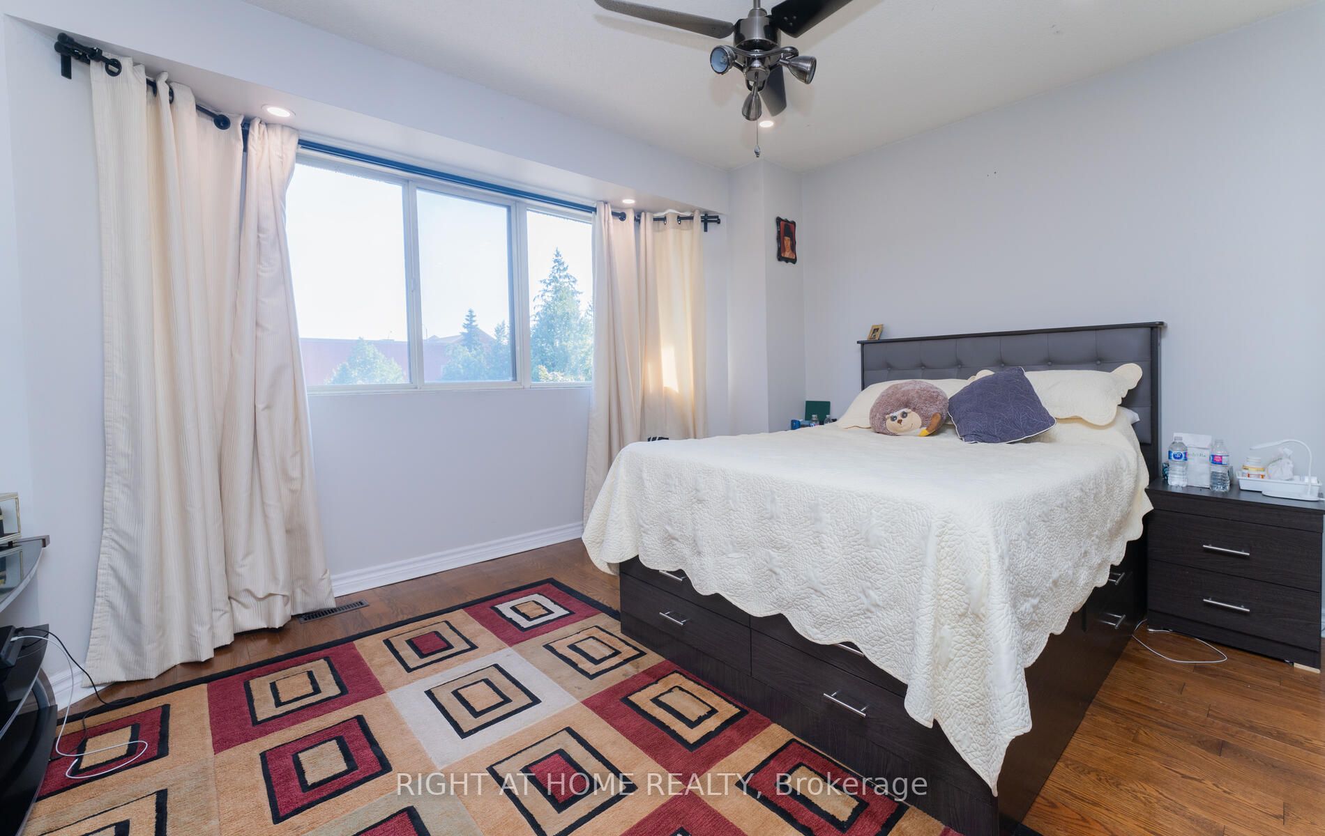 2472 E Eglinton Ave Th 19