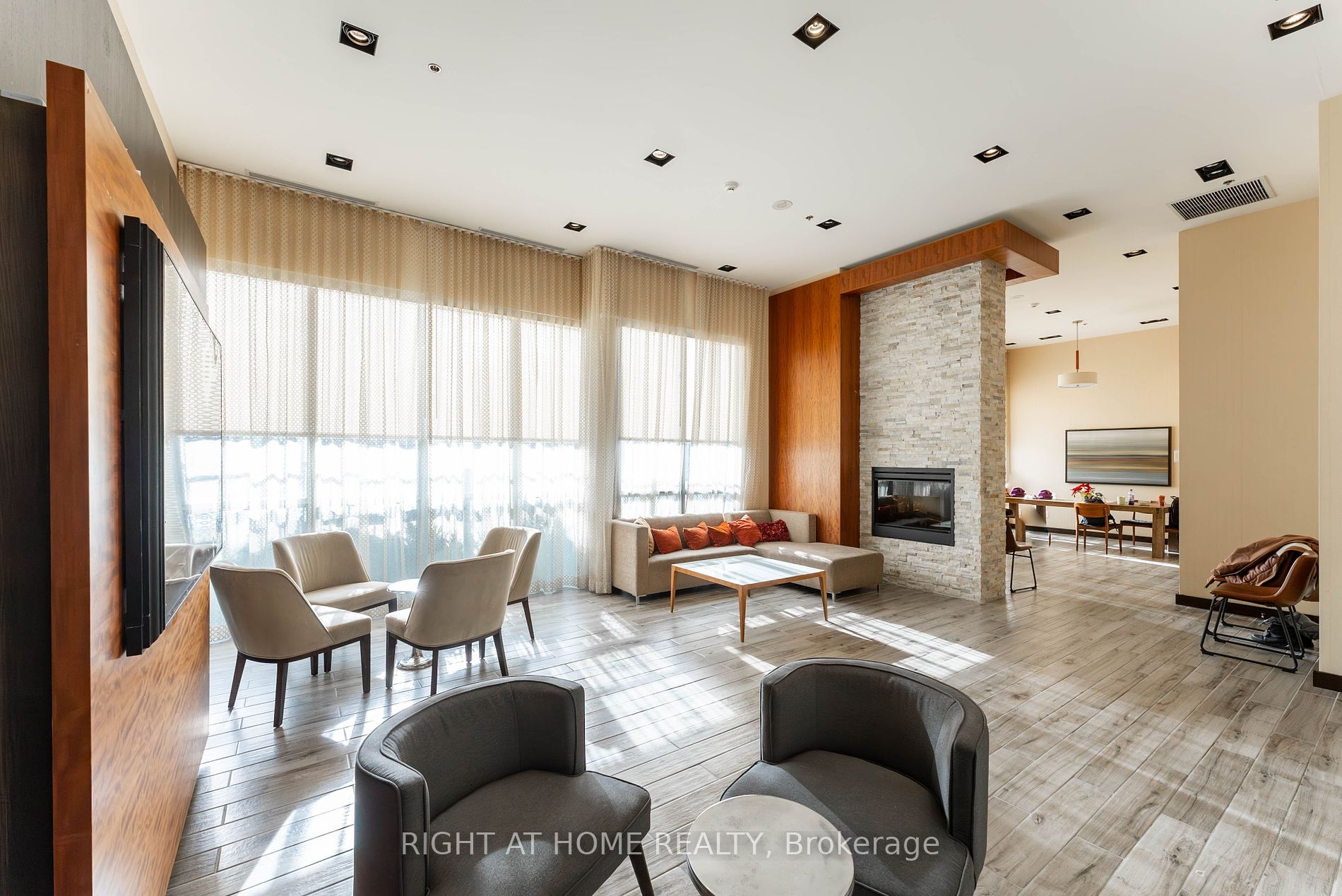 50 Town Centre Crt 1101