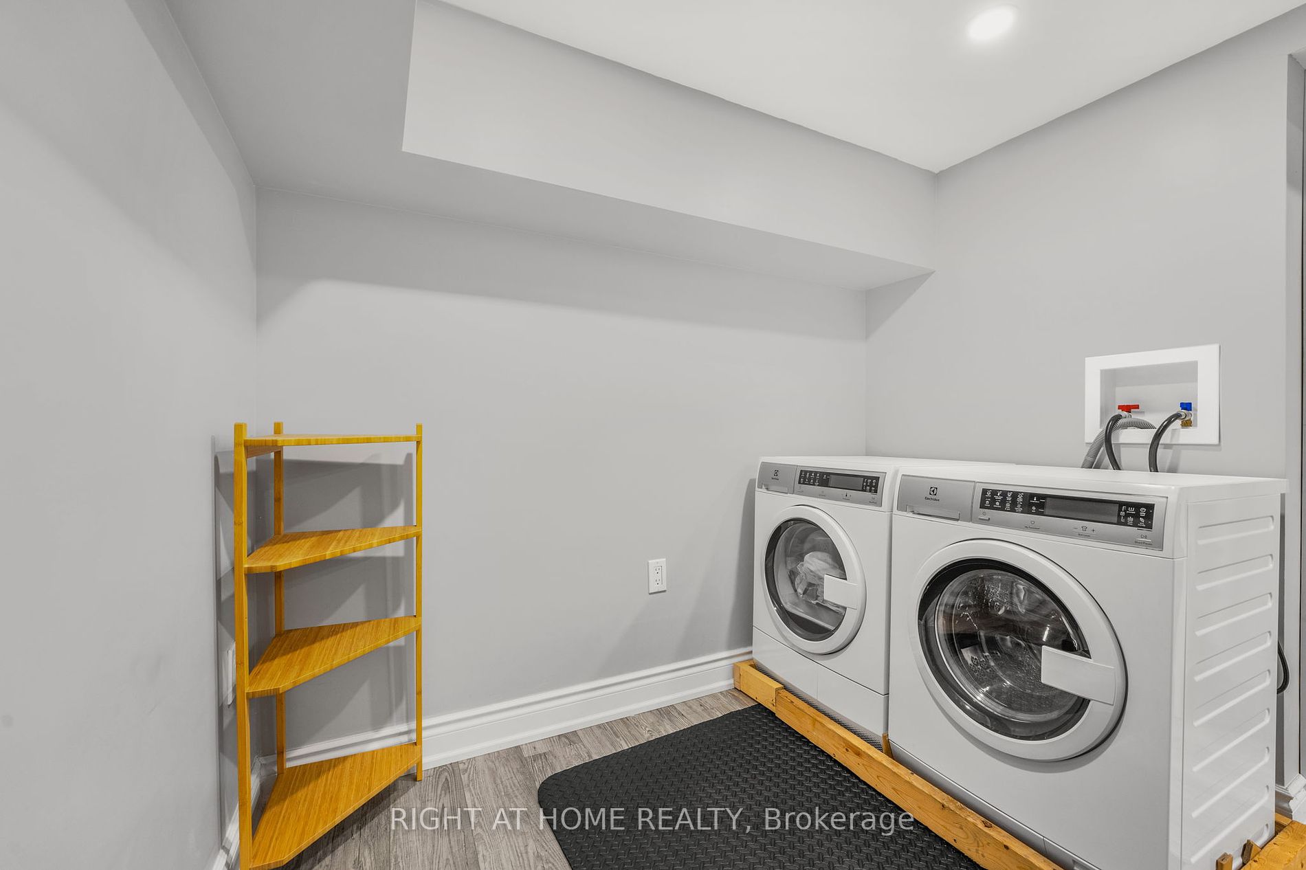24 Jeanette Pl