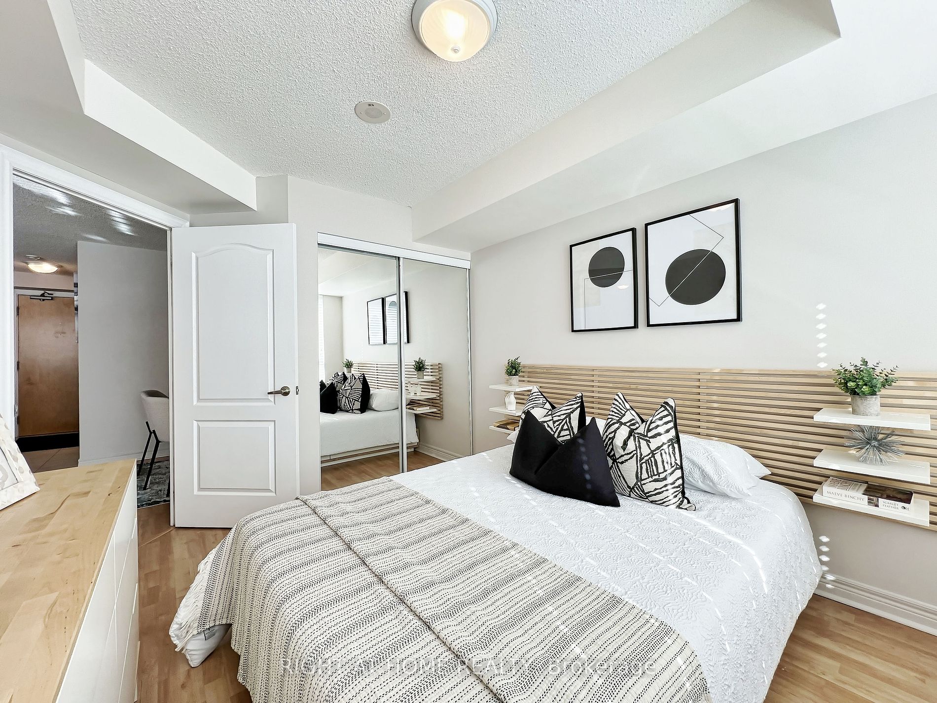 212 E Eglinton Ave 502