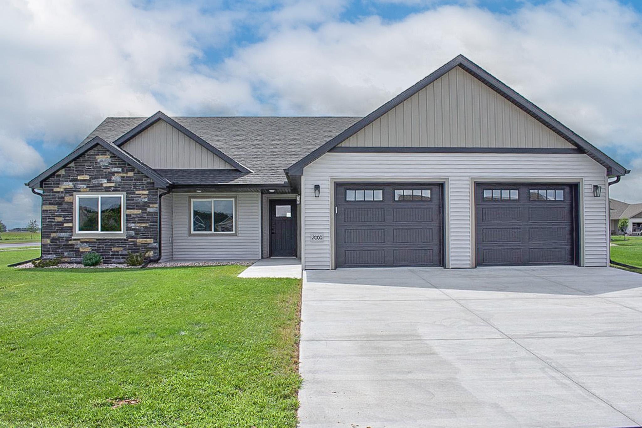 2000 Sandstone Loop N