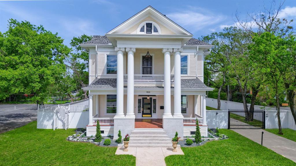 511 S Travis Street