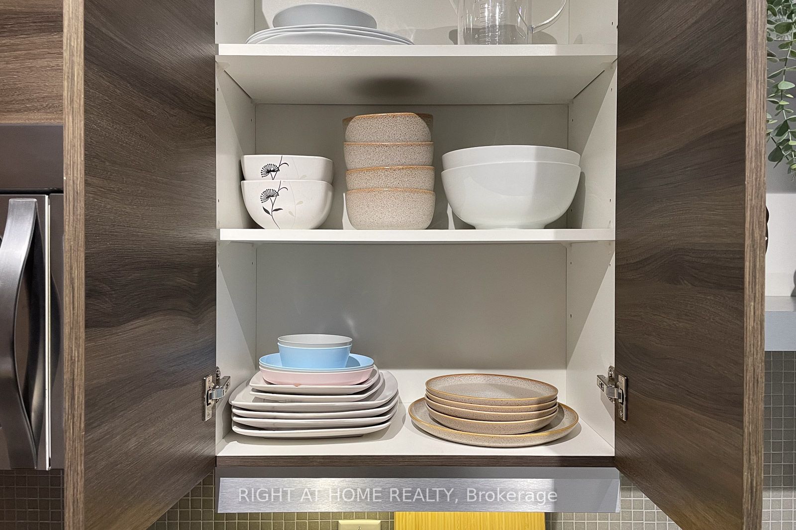 525 W Adelaide St 932