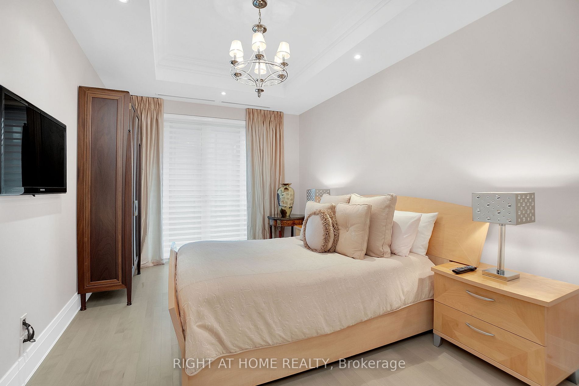 100 Yorkville Ave 301