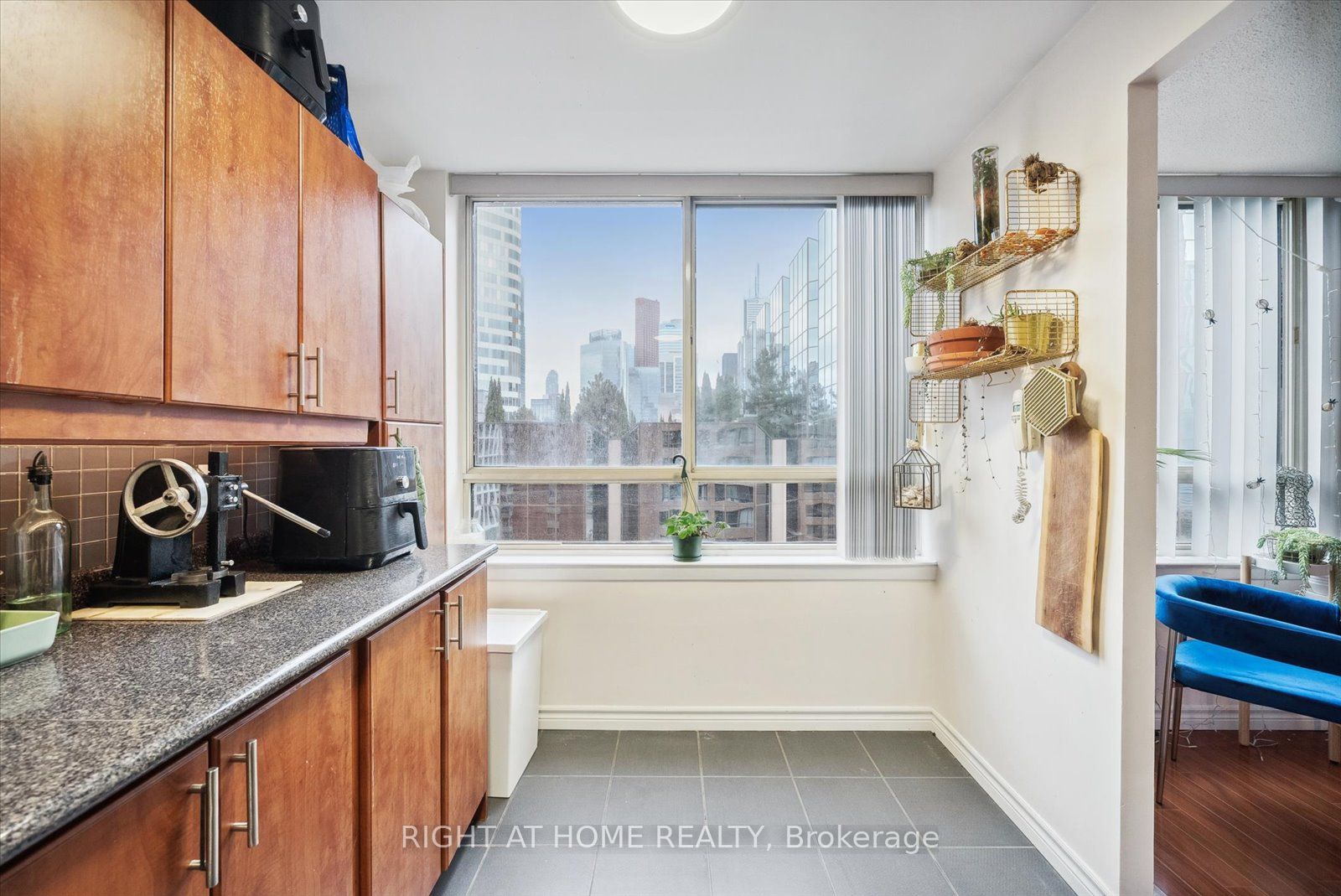 633 Bay St 1407