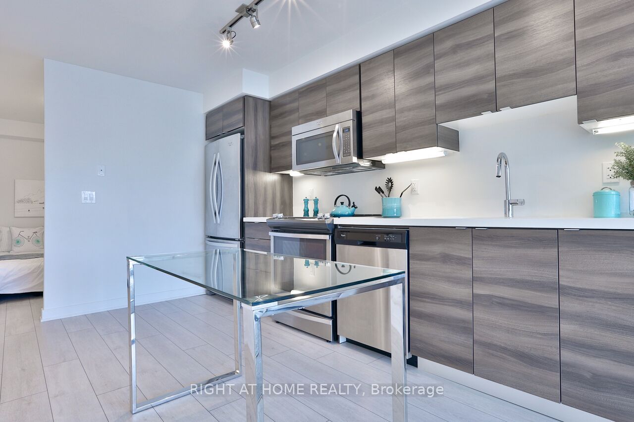 525 W Adelaide St 1622