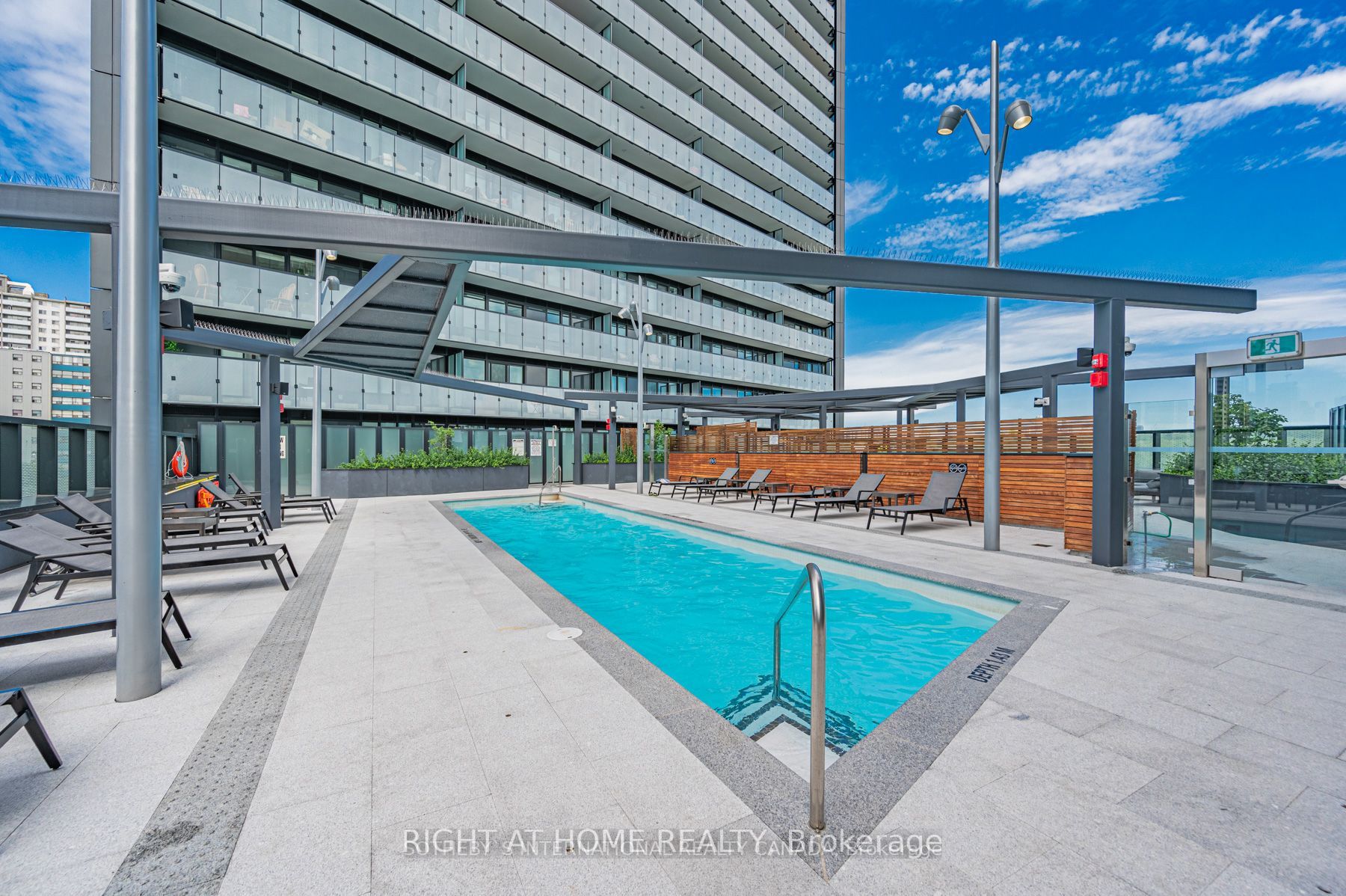 585 E Bloor St 2518