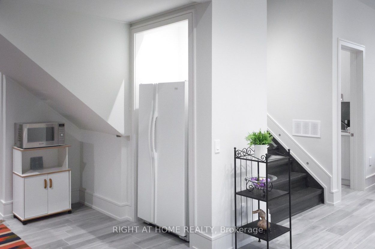 214 Patrica Ave Lower