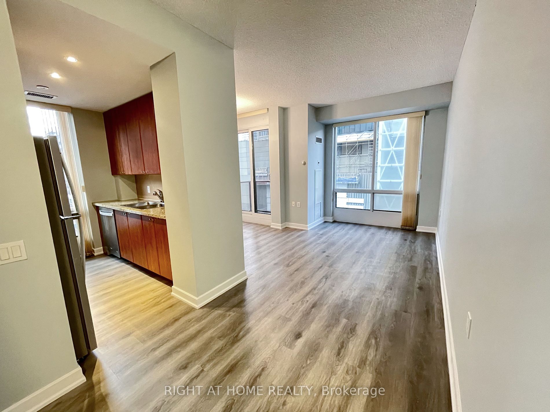 85 E Bloor St 902