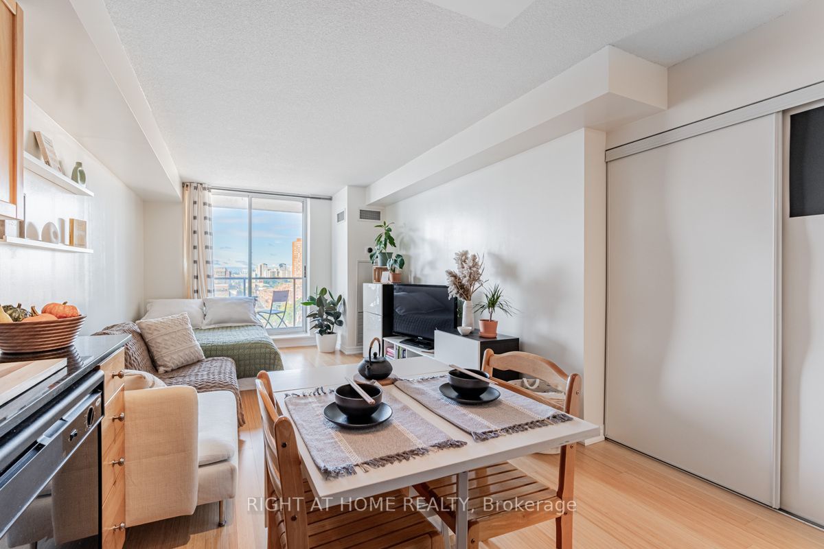 1369 W Bloor St 1410