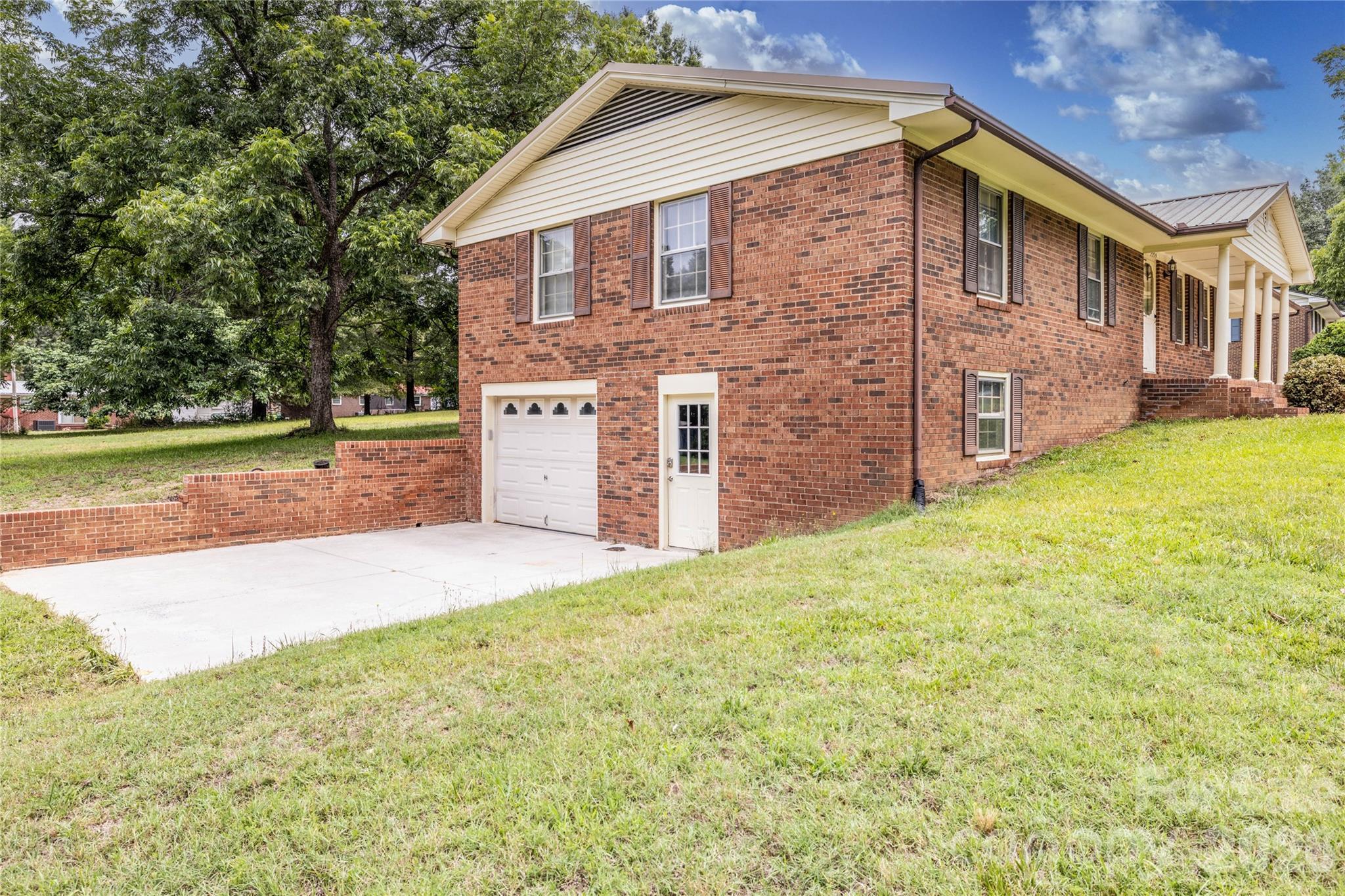 2209 Woodhurst Lane