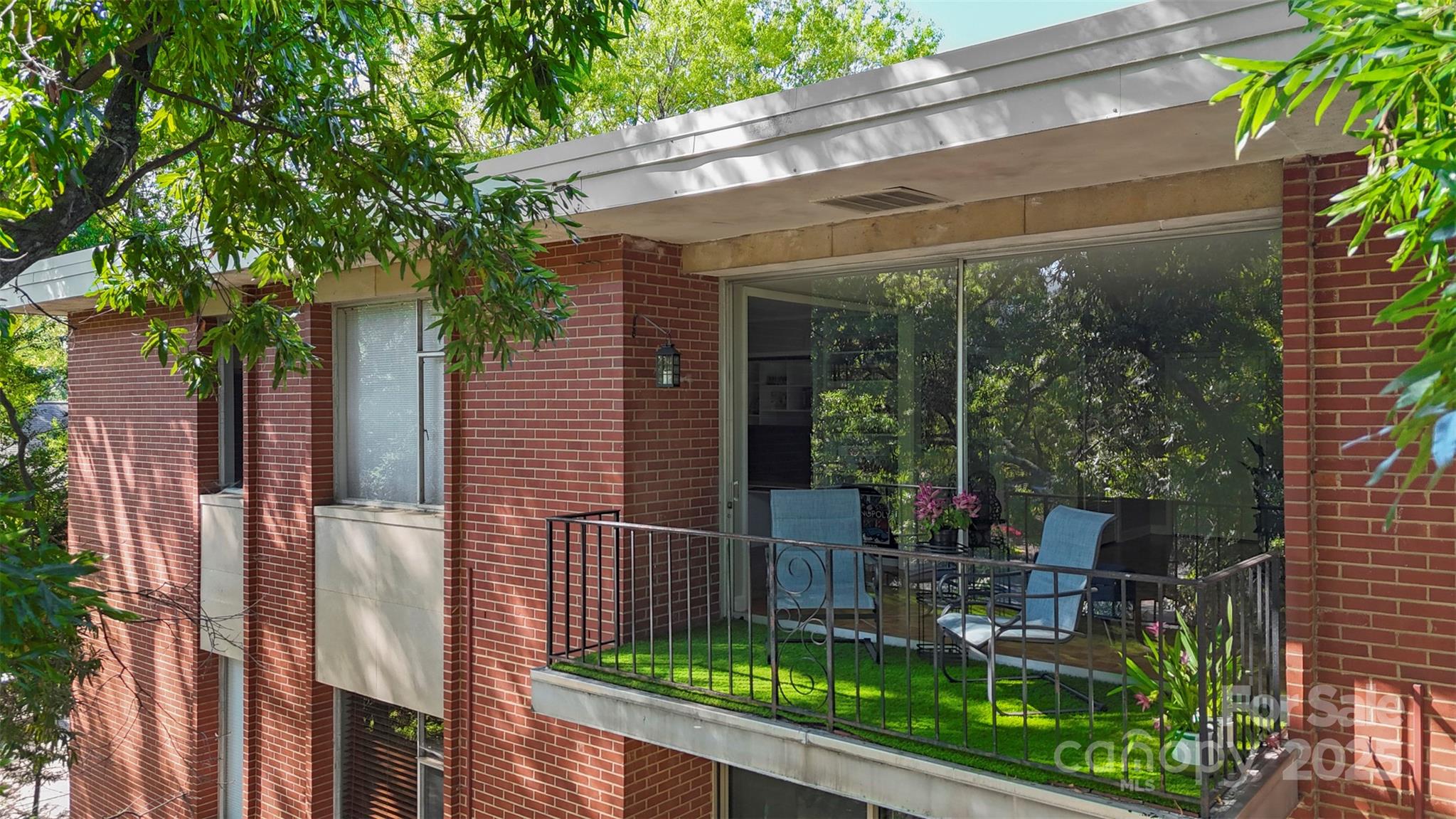 1300 Queens Road 402