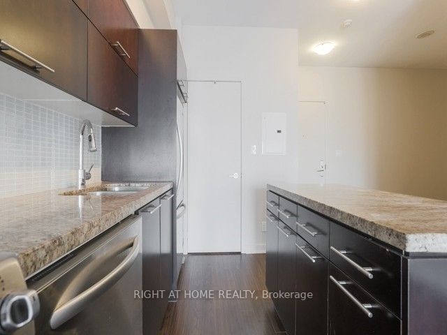 126 Simcoe St 3105