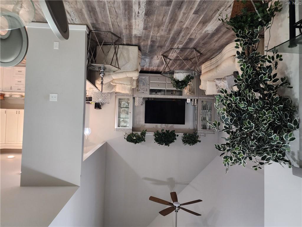 933 Eastfield Lane