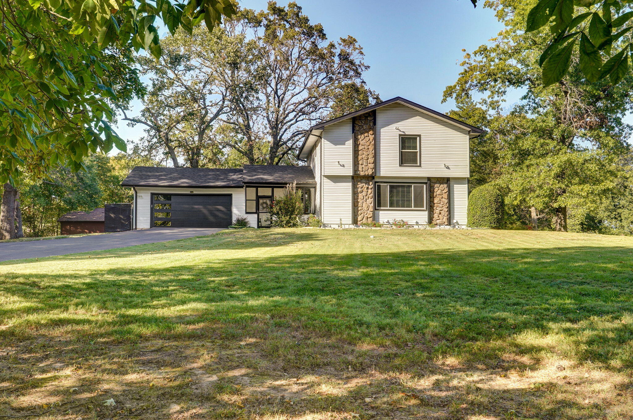 1511 E Groves Drive