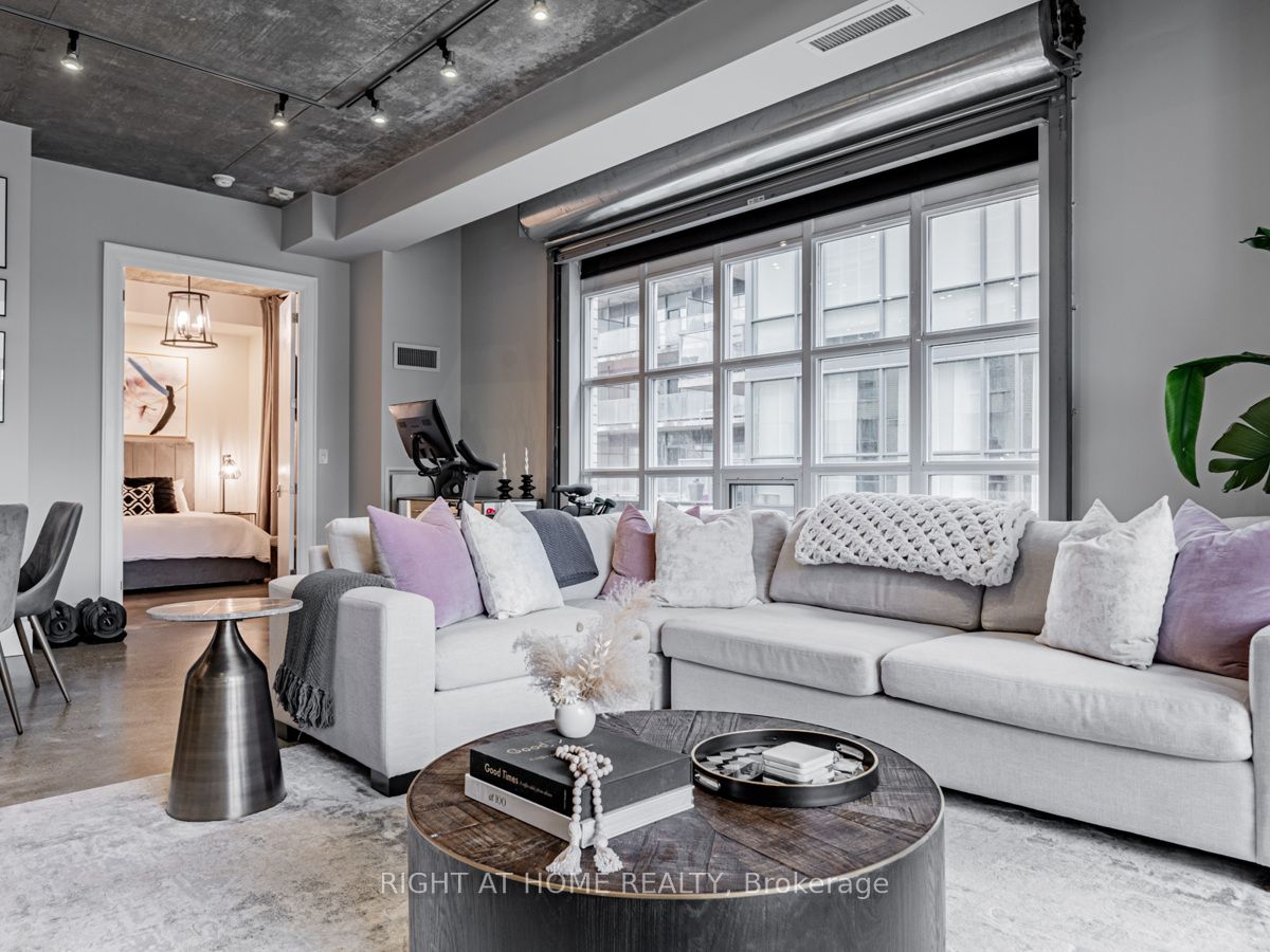 23 Brant St 704