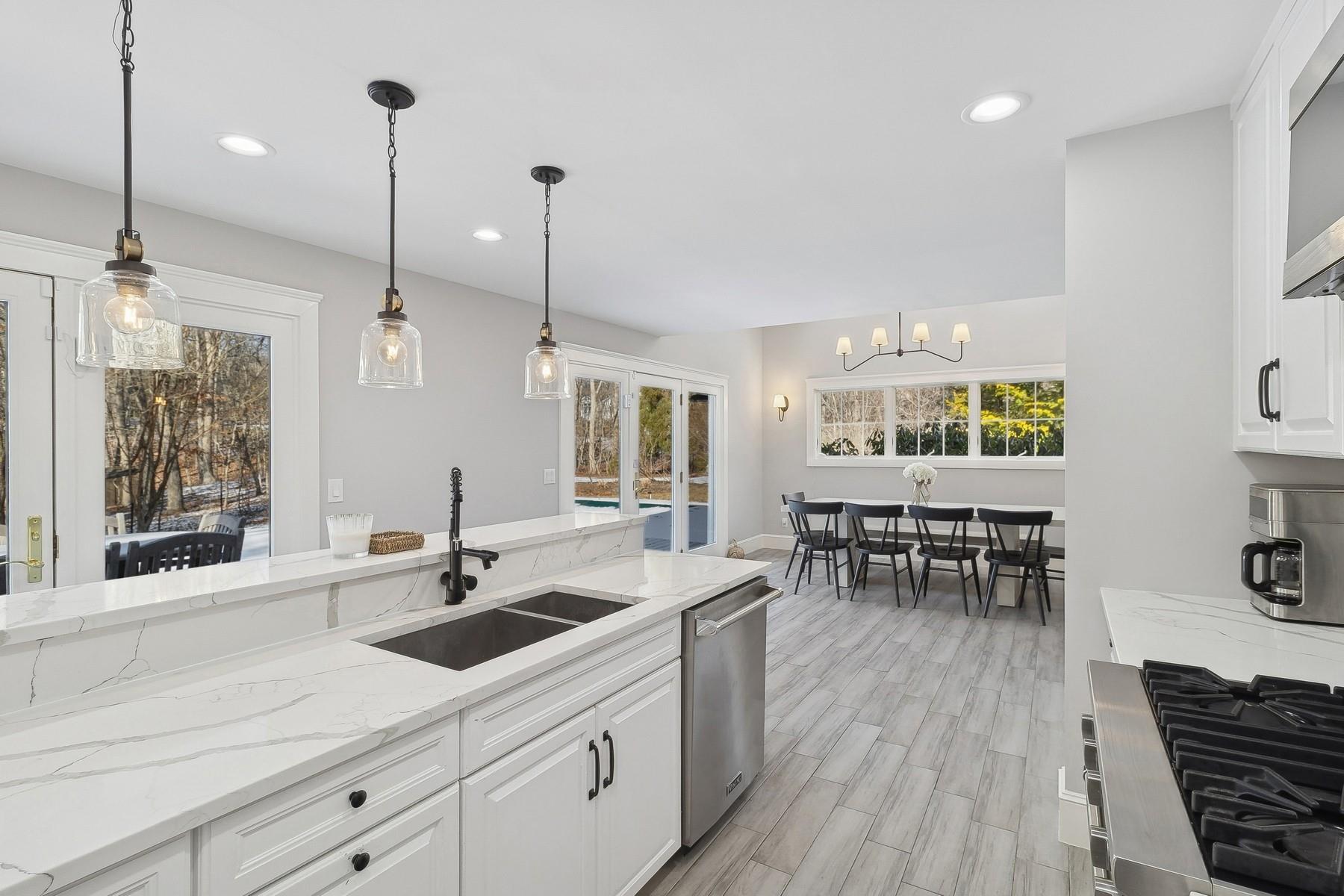12 Bay Colony Court
