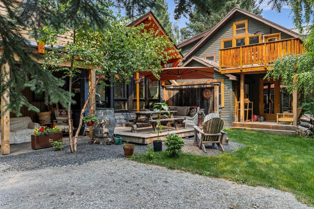 132 Rundle Crescent A and B