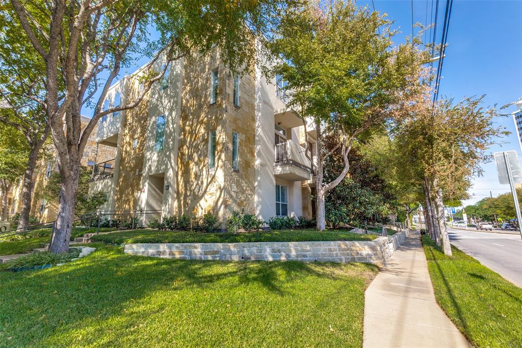 Perfect 3.3.2 townhome in great location at the Marc. These units are seldom on market. A great complex in heart of Oaklawn, Turtle Creek. Open living and kitchen with granite, maple cabinets and stainless cooking. Updated primary is huge with lovely bath, large closet and private balcony. Modern yet traditional. Close to HP, Oaklawn, and Turtle Creek. Very walkable, lots of great shops and restaurants nearby.