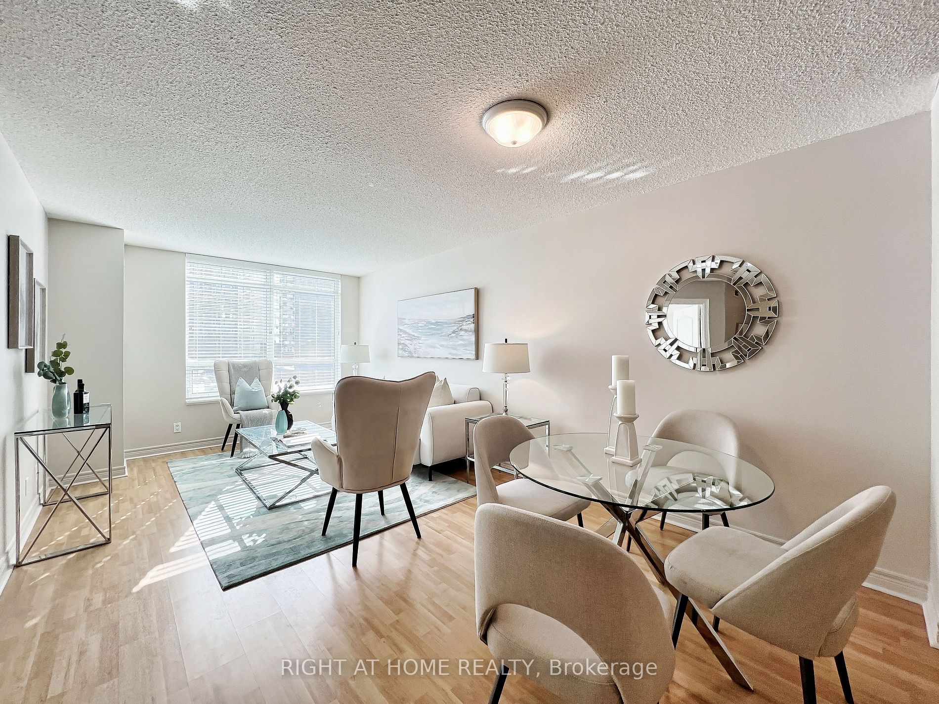 212 E Eglinton Ave 502