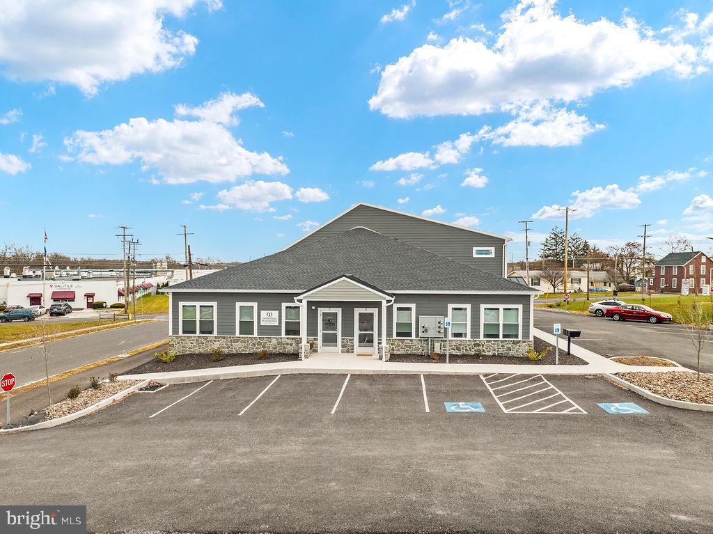 New Class "A" office suite 1260' available upon buildout. Private off street parking plus on street parking. Landlord will buildout  space. Ideal for small private  office