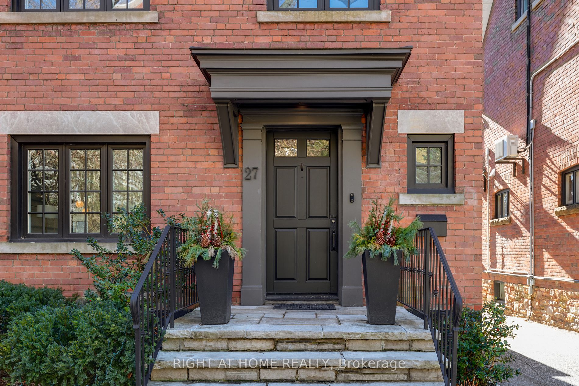 27 E Woodlawn Ave