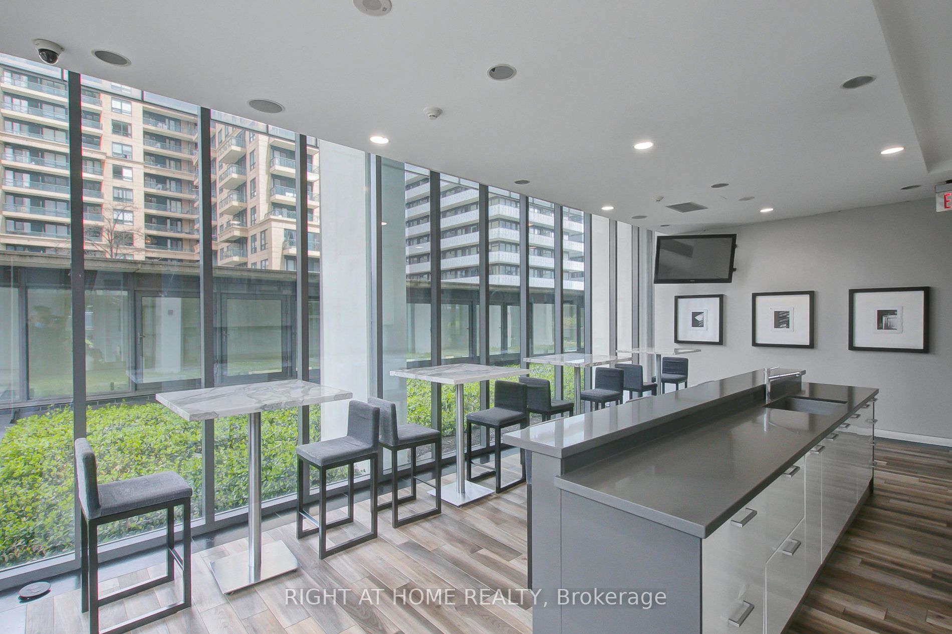 33 E Charles St 4009